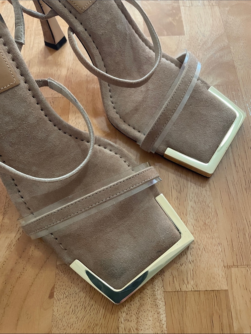 NWOT Good American “Standout” Nude Suede Square Toe Heels with Gold Trim Sz 8.5 - Picture 7 of 11